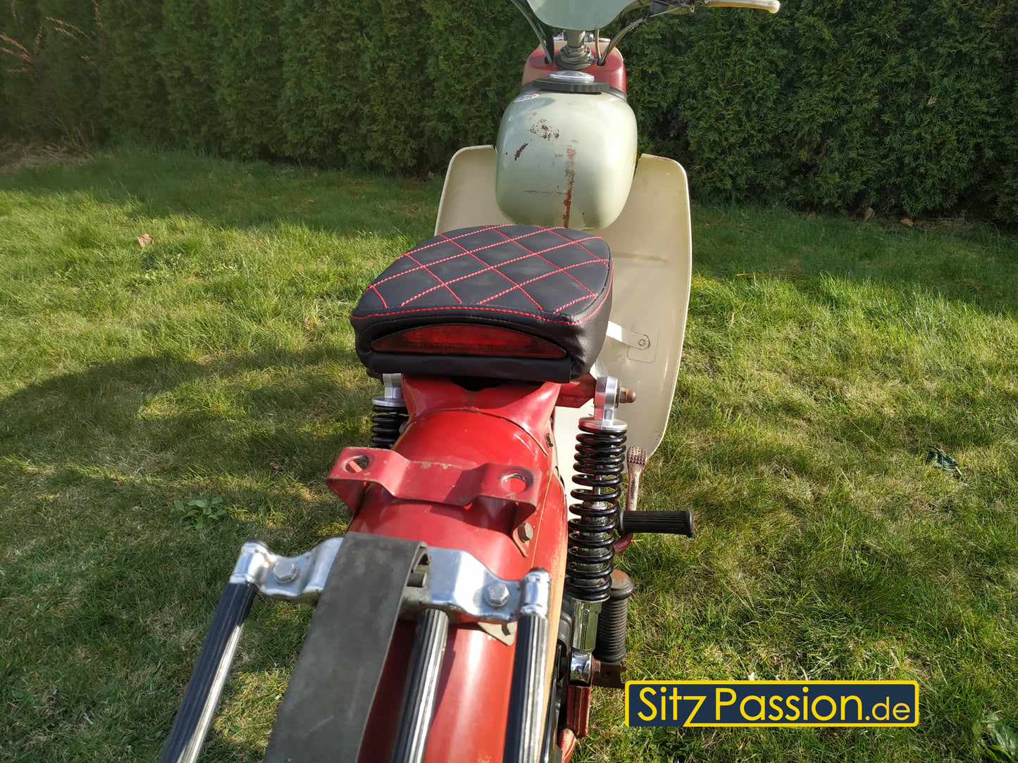 Sitzbank schwarz mit weiß abgesteppter Naht und integrierter Rücklichthalterung - Simson Star Spatz