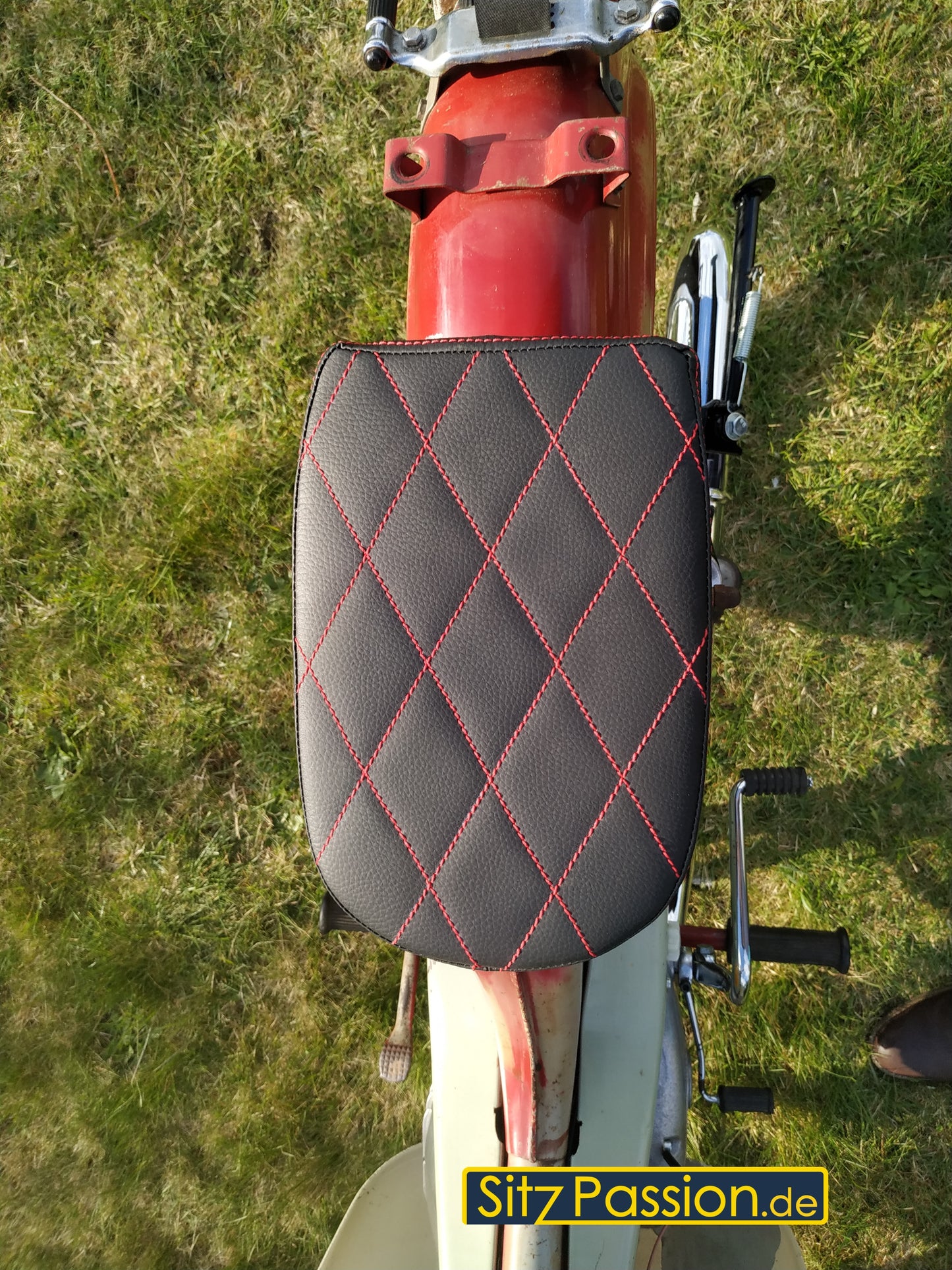 Sitzbank schwarz mit weiß abgesteppter Naht und integrierter Rücklichthalterung - Simson Star Spatz