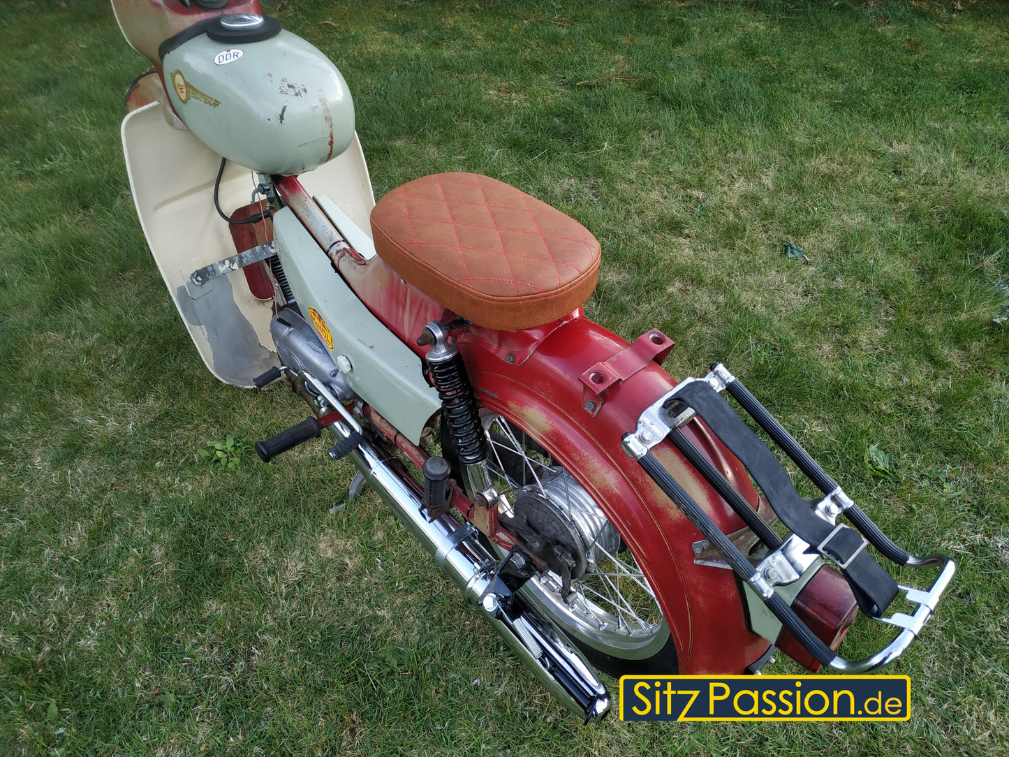 Sitzbank braun mit rot abgesteppter Naht - Simson Star Spatz
