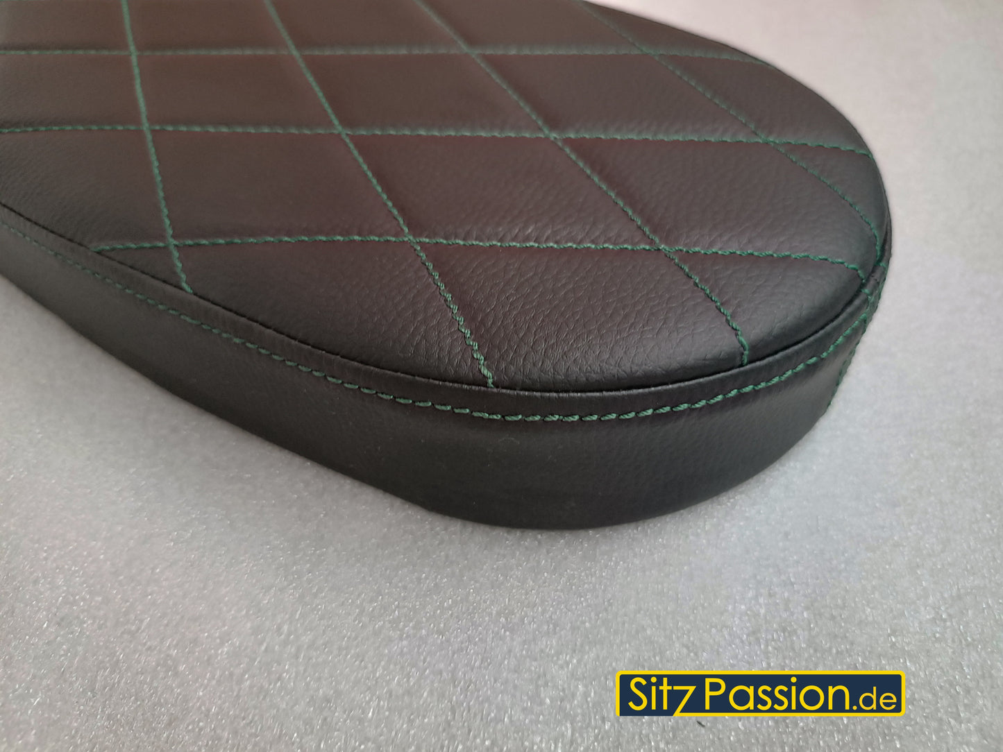 Sitzbank schwarz mit grün abgesteppter Naht - Simson Schwalbe KR51