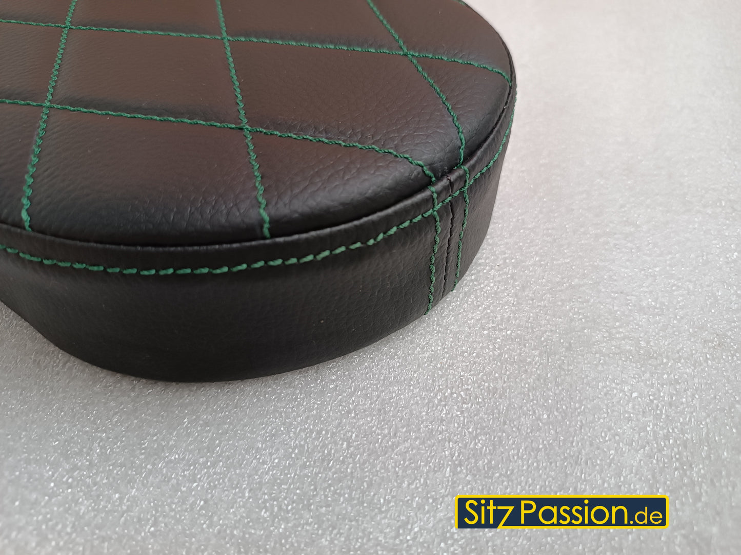 Sitzbank schwarz mit grün abgesteppter Naht - Simson Schwalbe KR51