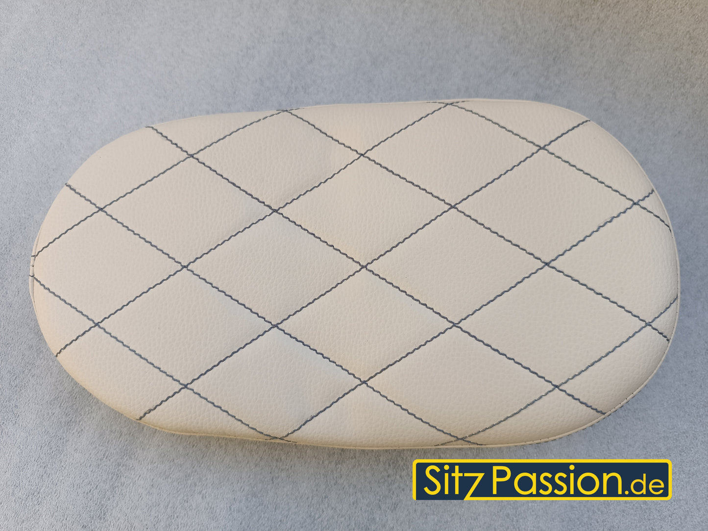 Höcker-Sitzbank beige mit Naht in grau (Edelstahlplatte)