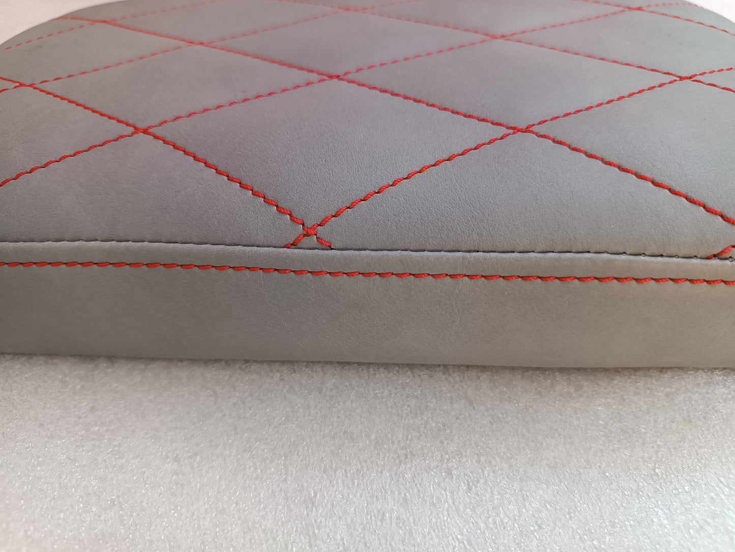 Sitzbank grau mit rot abgesteppter Naht - Simson Star Spatz