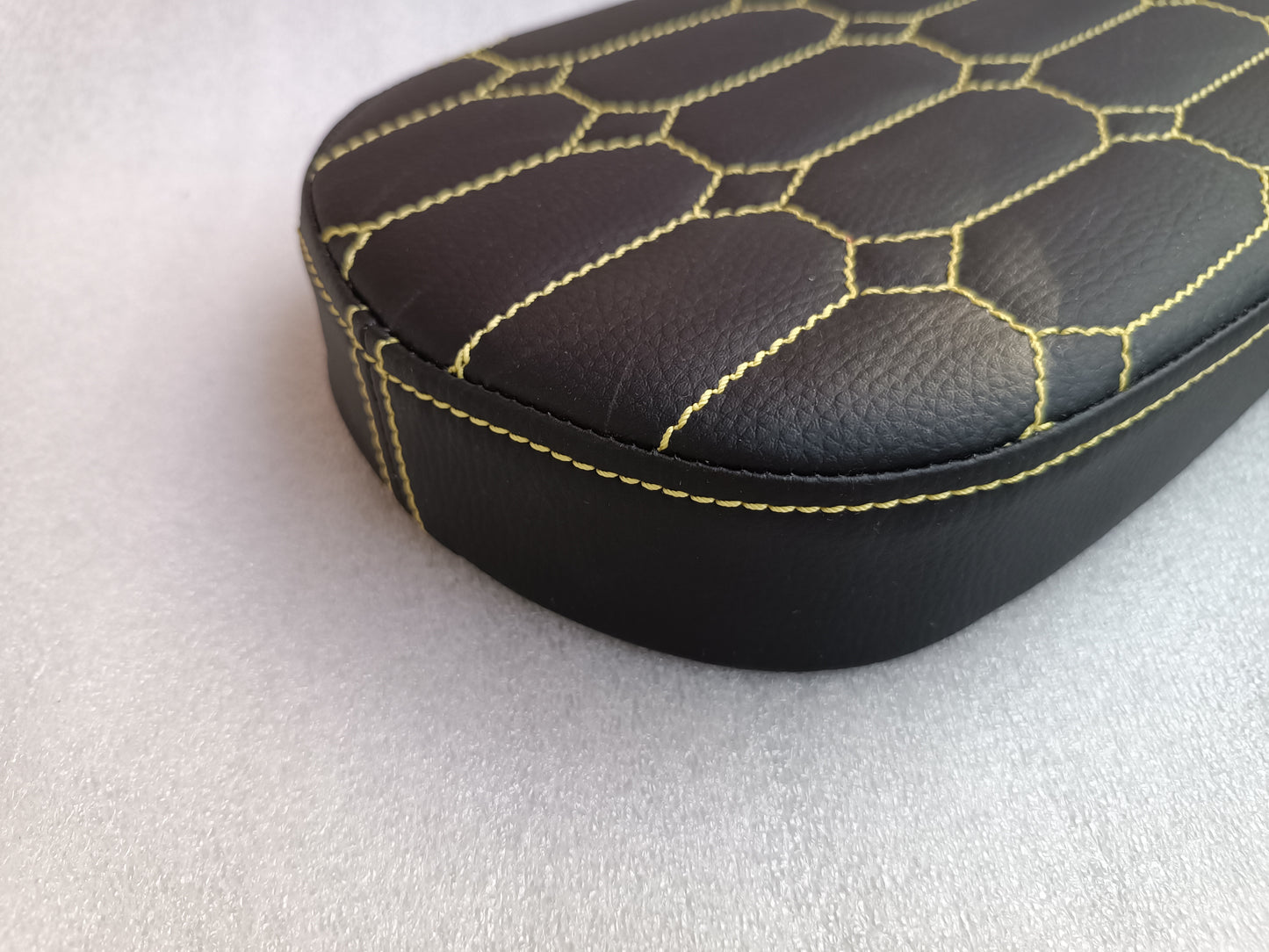 Sitzbank schwarz mit gelb abgesteppter Naht, Rücklichthalterung - Simson Star Spatz