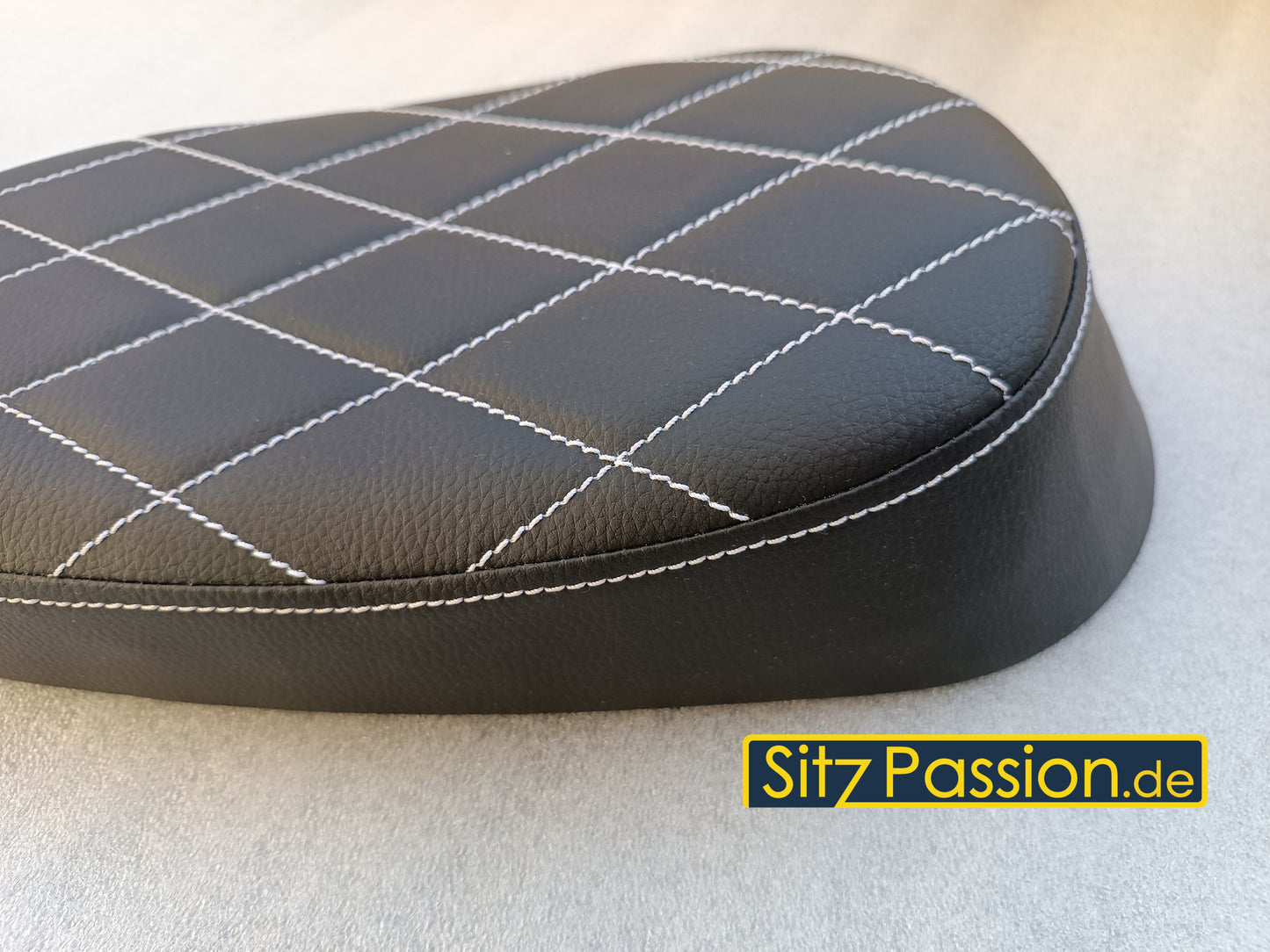 Höcker-Sitzbank schwarz mit Naht in weiß (Edelstplatte)