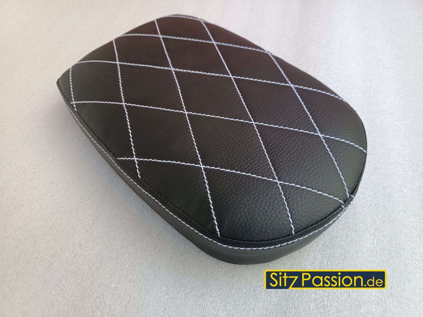 Sitzbank schwarz mit weiß abgesteppter Naht und integrierter Rücklichthalterung - Simson Star Spatz