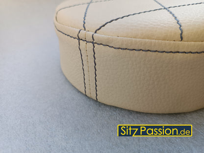 Höcker-Sitzbank beige mit Naht in grau (Edelstahlplatte)