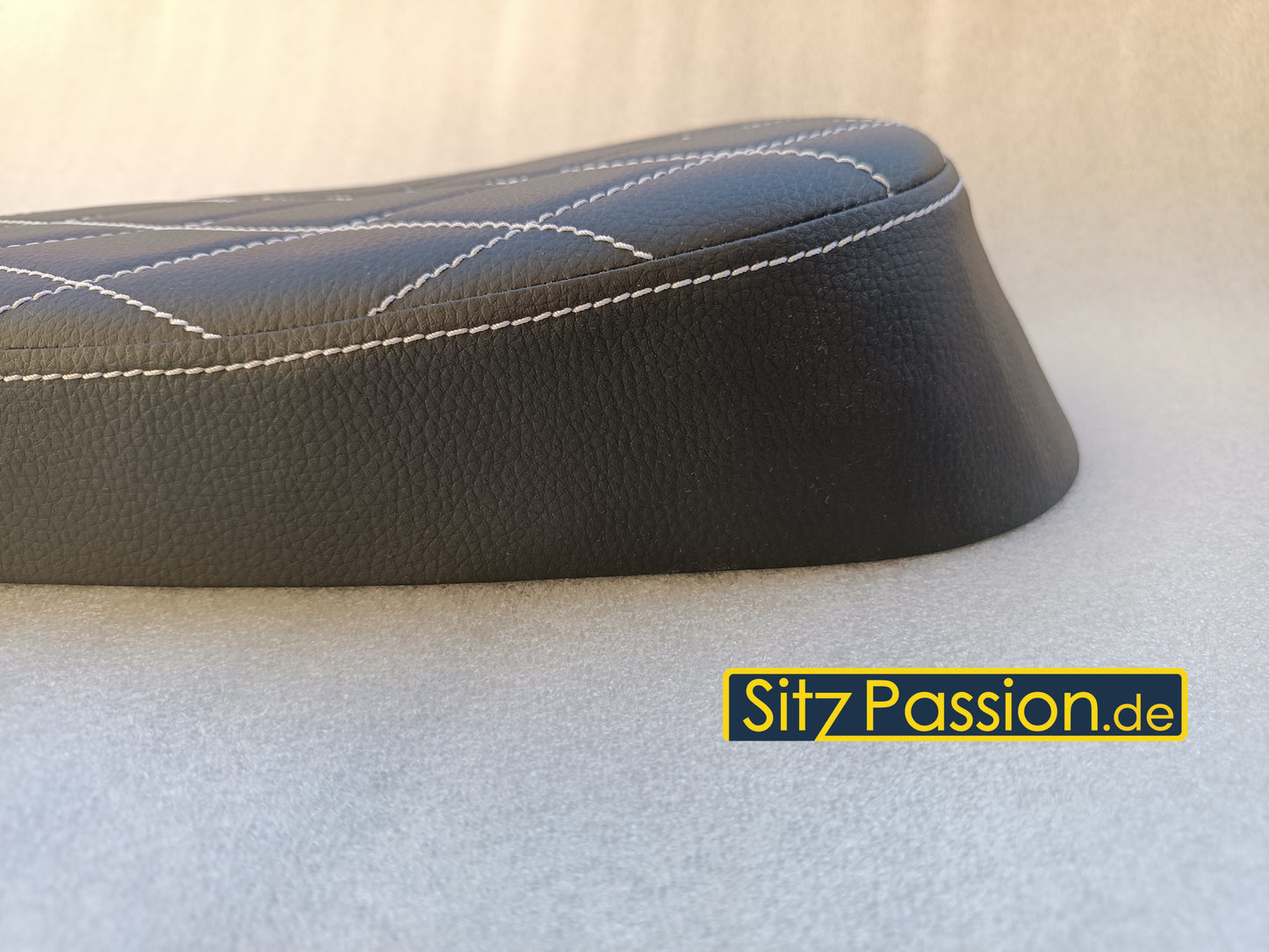Höcker-Sitzbank schwarz mit Naht in weiß (Edelstplatte)
