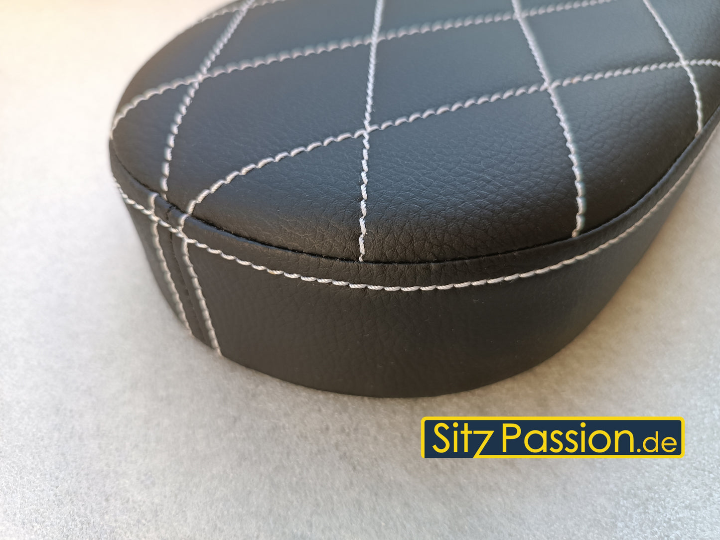 Höcker-Sitzbank schwarz mit Naht in weiß (Edelstplatte)