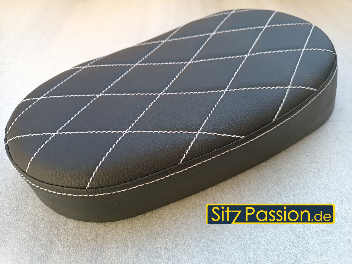 Höcker-Sitzbank schwarz mit Naht in weiß (Edelstplatte)