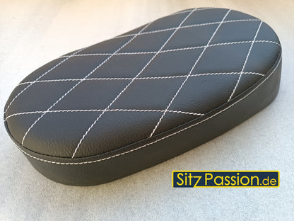 Höcker-Sitzbank schwarz mit Naht in weiß (Edelstplatte)