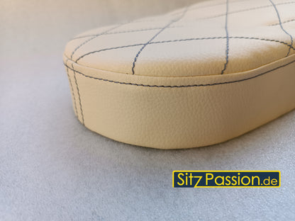 Höcker-Sitzbank beige mit Naht in grau (Edelstahlplatte)