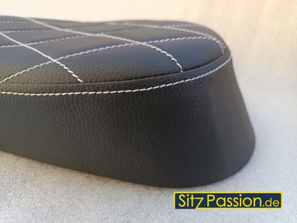 Höcker-Sitzbank schwarz mit Naht in weiß (Edelstplatte)