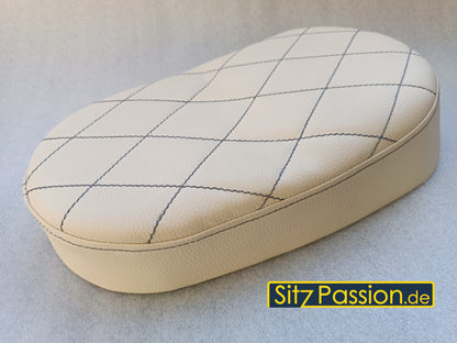 Höcker-Sitzbank beige mit Naht in grau (Edelstahlplatte)
