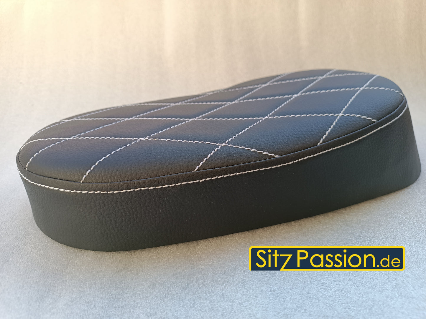 Höcker-Sitzbank schwarz mit Naht in weiß (Edelstplatte)