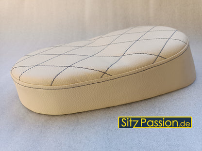 Höcker-Sitzbank beige mit Naht in grau (Edelstahlplatte)